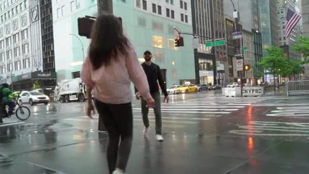 NUEVA YORK, EE.UU. - 5 de mayo de 2019: Parejas jóvenes caminando en Manhattan — Vídeos de Stock