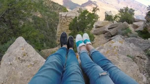 Paar zittend op een klif — Stockvideo