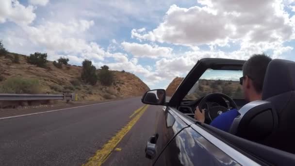 ARIZONA, USA - 13 MAGGIO 2019: Uomo alla guida di un'auto cabriolet — Video Stock