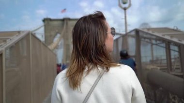 Brooklyn Köprüsü 'nde yürüyen genç bir kadın