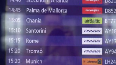 Helsinki, Finlandiya - 4 Mayıs 2019: Havaalanında kalkış bilgi ekranı
