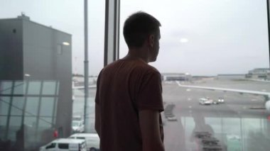 Havaalanı terminalindeki genç adam.