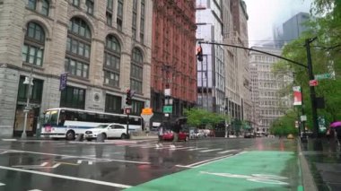 New York, Abd - 5 Mayıs 2019: Genç çift yürüyüş ve eğlenin