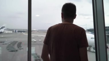 Helsinki, Finlandiya - 4 Mayıs 2019: Havaalanı terminalinde genç adam