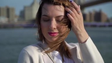Brooklyn köprüsü yakınlarında genç bir kadın