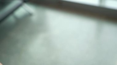 Helsinki, Finlandiya - 4 Mayıs 2019: Akıllı saatli adam