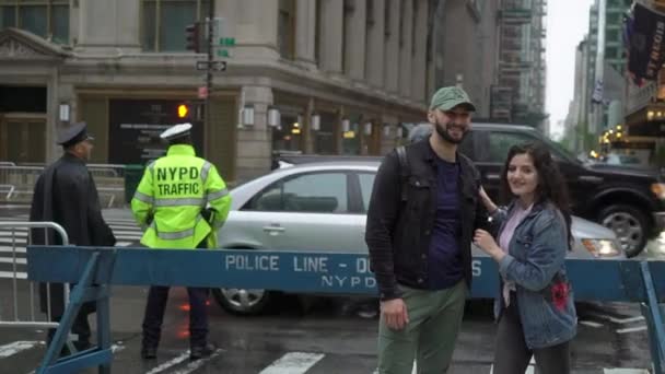 NEW YORK, SUA - 5 mai 2019: Un cuplu tânăr care merge la Manhattan — Videoclip de stoc
