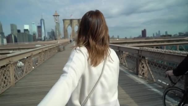 Jovem casal andando na ponte Brooklyn — Vídeo de Stock