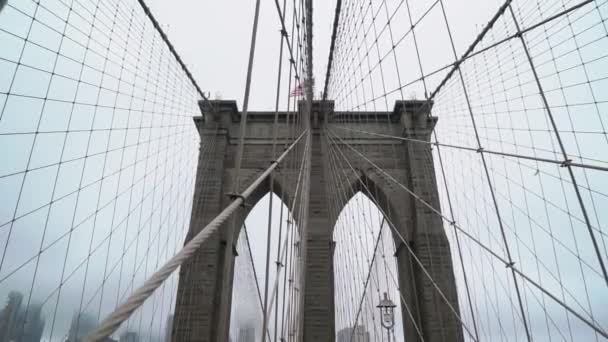 Puente de Brooklyn bajo la lluvia — Vídeo de stock