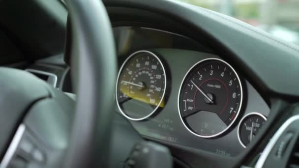 Conducción de coche, salpicadero — Vídeo de stock