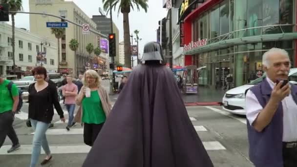 LOS ANGELES, Yhdysvallat - toukokuu 9, 2019: Hollywood walk of fame — kuvapankkivideo