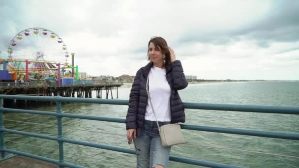 Jonge vrouw loopt op Santa Monica pier — Stockvideo