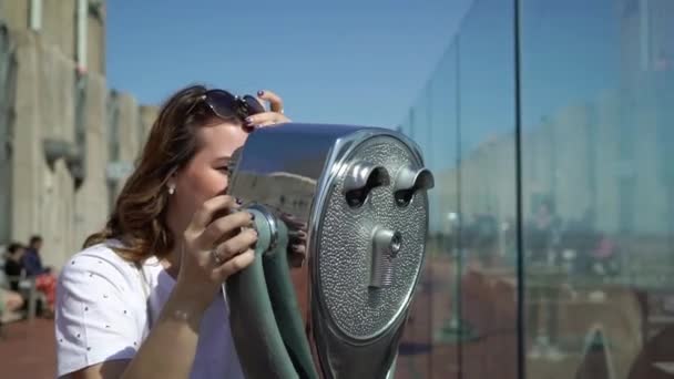 A megfigyelő fedélzeten távcsövet használó fiatal nő — Stock videók