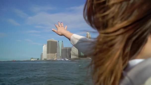 Tânăra femeie se uită și arată de mână la zgârie-nori — Videoclip de stoc