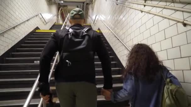 Молода пара виходить з метро — стокове відео