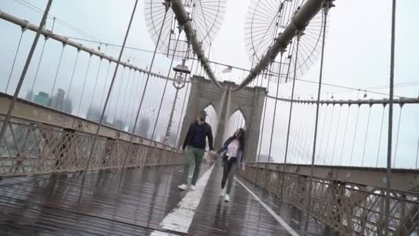 Jeune couple marchant au pont de Brooklyn — Video