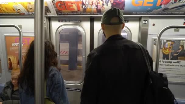 NEW YORK, USA - 5 MAGGIO 2019: Coppia giovane in metropolitana — Video Stock