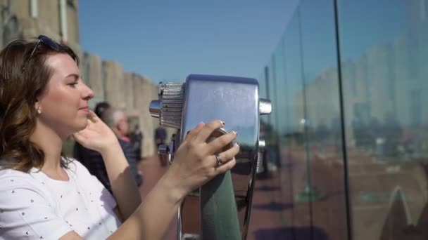 Mujer joven usando el visor en la plataforma de observación — Vídeos de Stock
