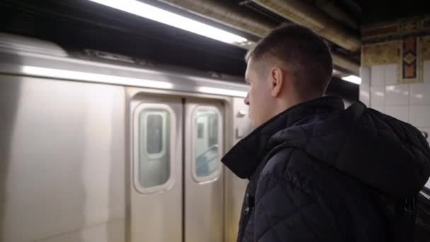 Homem esperando trem no metrô — Vídeo de Stock