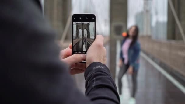 브루클린 다리를 걷고 있는 젊은 부부 — 비디오