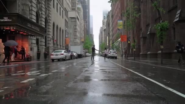 New York, USA-5 mei 2019: Jong paar wandelen op Manhattan — Stockvideo