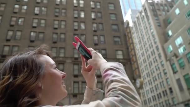 Ung kvinna går på Manhattan — Stockvideo