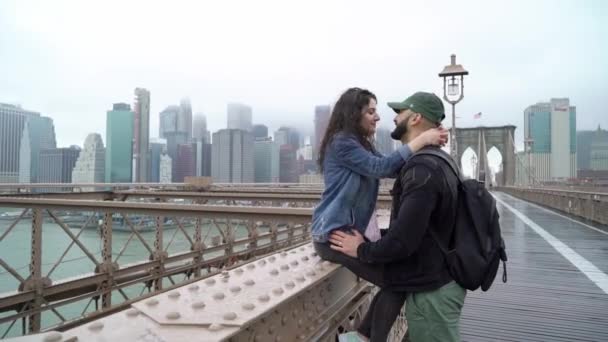 Pasangan muda berjalan di jembatan Brooklyn — Stok Video