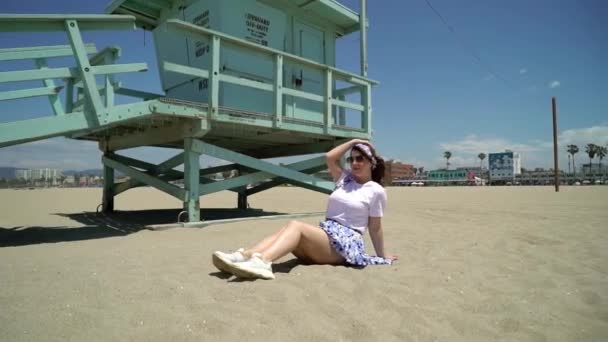 Ung pige på stranden . – Stock-video