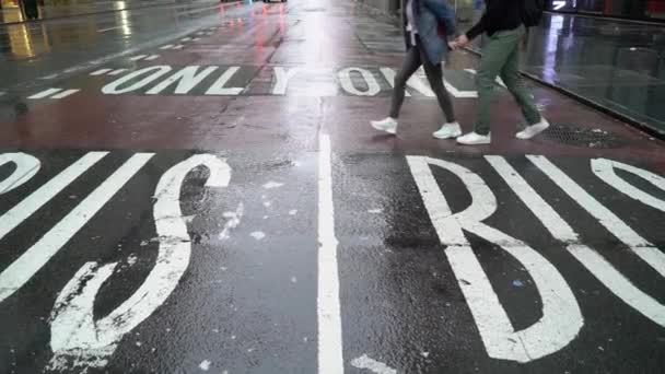 Manhattan 'da yürüyen genç bir çift — Stok video
