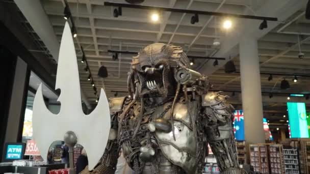 Los Angeles, USA-9 maj, 2019: Predator figur — Stockvideo