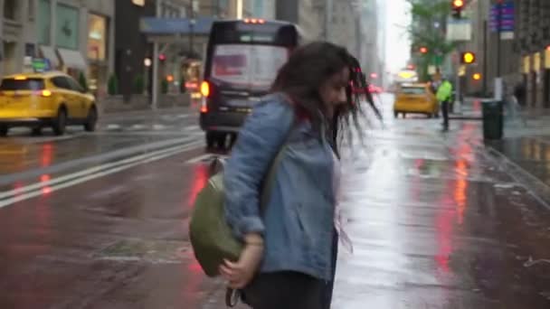 Young woman walking at Manhattan in rain — Stock Video