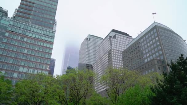 Skyscrapers w centrum miasta na Manhattanie w deszczu — Wideo stockowe