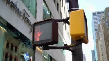 New York, Abd - 5 Mayıs 2019: Yaya trafik ışığı