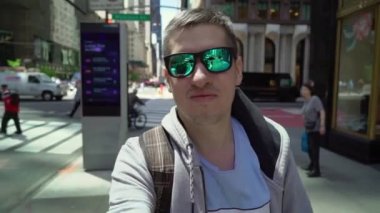 Manhattan 'da yürüyen genç adam