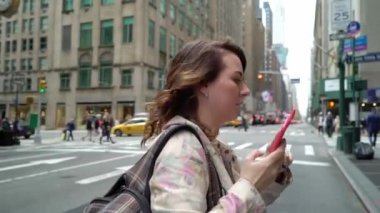 Manhattan 'da yürüyen genç bir kadın.