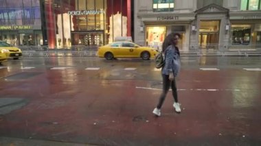 New York, ABD - 5 Mayıs 2019: Manhattan'da yağmurda yürüyen genç kadın