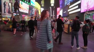 New York, Abd - 4 Mayıs 2019: Gece Times meydanı
