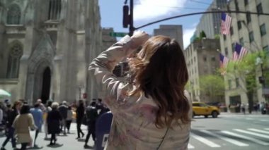 Manhattan 'da yürüyen genç bir kadın.