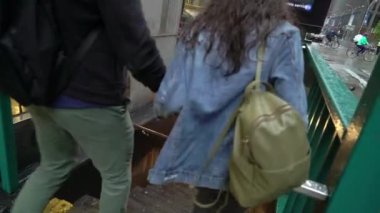 New York, ABD-Mayıs 5, 2019: Genç çift Metro girme