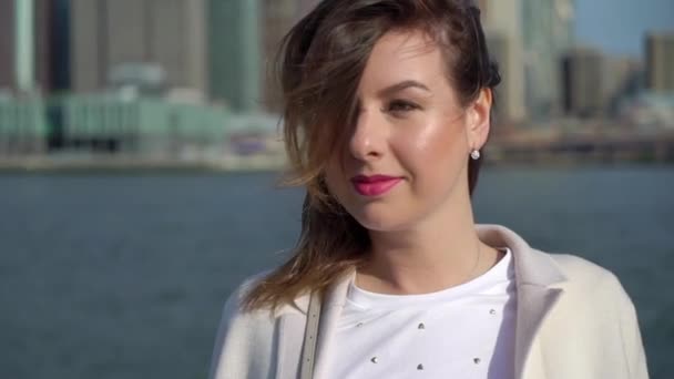 Young woman near Brooklyn bridge — Stock Video