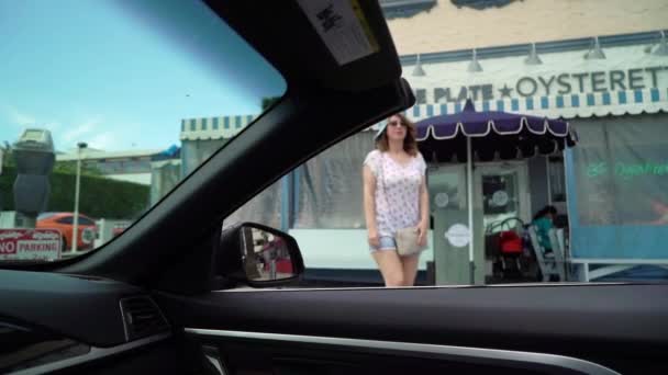 Лос-Анджелес, США-11 травня 2019: дівчина сидить на конвертованій машині — стокове відео