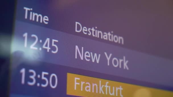 Экран информации о прибытии и отъезде в аэропорту — стоковое видео