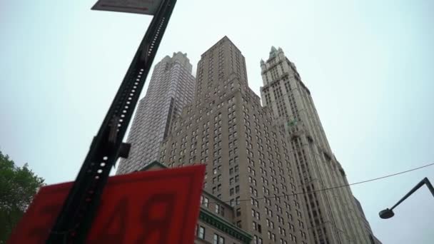 Wolkenkratzer in der Innenstadt von Manhattan — Stockvideo