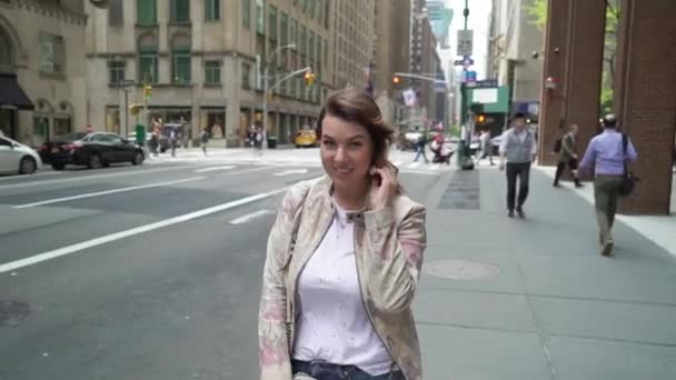 Mujer joven caminando en una ciudad — Vídeo de stock