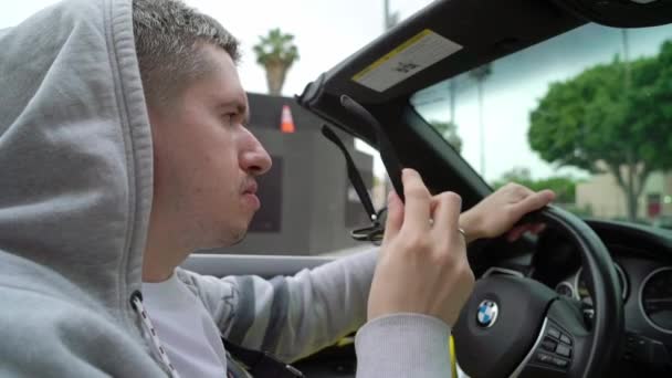 Лос-Анджелес, США-9 травня 2019: людина водіння конвертованою машиною — стокове відео