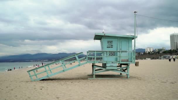 Спасатель на пляже Лос-Анджелеса — стоковое видео