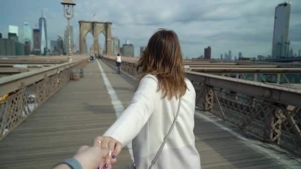 Молодая пара идет по Бруклинскому мосту — стоковое видео