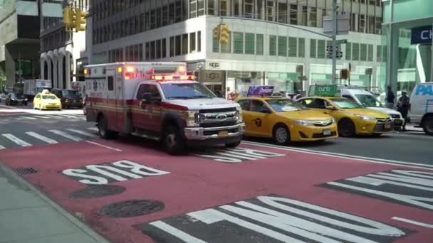 NOVA IORQUE, EUA - Maio 5, 2019: Carro de ambulância dirigindo na cidade de Nova York — Vídeo de Stock