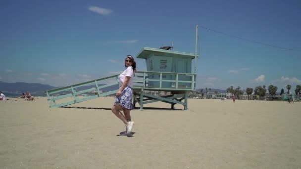 Gadis muda di pantai . — Stok Video