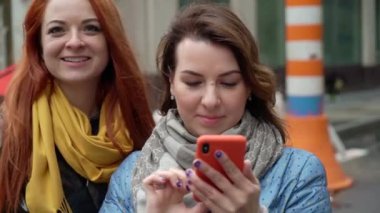 arkadaşlar bir şehirde yürüyüş